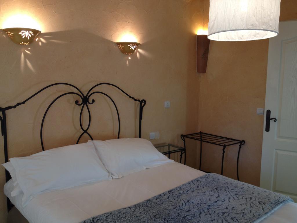 Hotel Lou Caleu Restaurant Le Rocher Des Abeilles Saint-Martin-de-Castillon Kültér fotó
