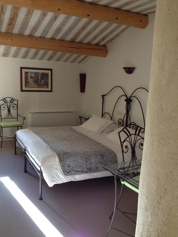 Hotel Lou Caleu Restaurant Le Rocher Des Abeilles Saint-Martin-de-Castillon Szoba fotó
